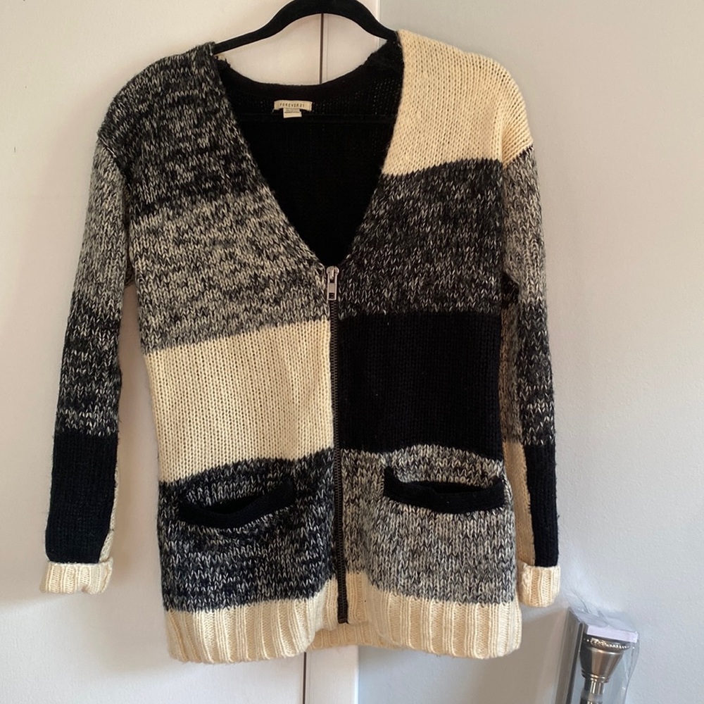 Forever 21 black and white Cozy black sweater. Size small